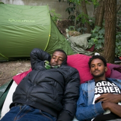 Ahmed Ibrahim, à gauche, a 25 ans. Asharof, à droite, a 17 ans. Ils sont arrivés depuis 16 jours en France. Ils n'ont pas de documents.