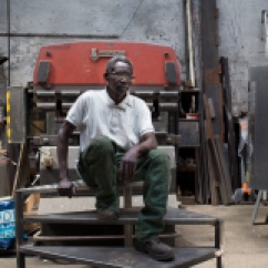 Hassan, 61 ans, est tolier soudeur depuis 18 ans à la métallerie Grésillon. Publication dans StreetPress.