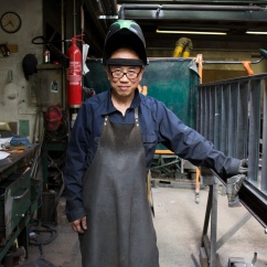 Yves, 55 ans, est tolier soudeur à la métallerie Grésillon depuis 25 ans.