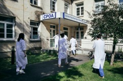 14 mai 2020, Paris (75), FRANCE. Le Centre Psychiatrique d'Accueil et d'Orientation (CPOA) de l'hôpital Sainte-Anne à Paris poursuit ses prises en charge dans le cadre de la crise sanitaire du Covid-19. SUR LA PHOTO : L'équipe du CPOA essaie de faire entrer une personne en situation de grande précarité dans les locaux du CPOA.